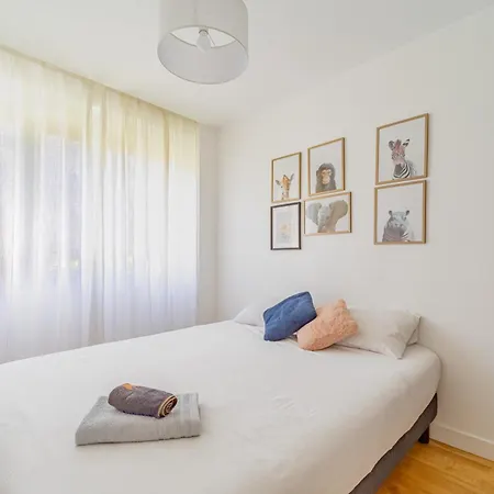 2 Bedroom Close To Subway Station With Parking