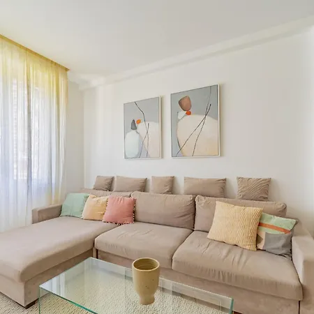 2 Bedroom Close To Subway Station With Parking